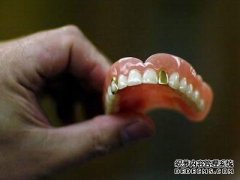 牙齿掉落后多久才能装假牙？